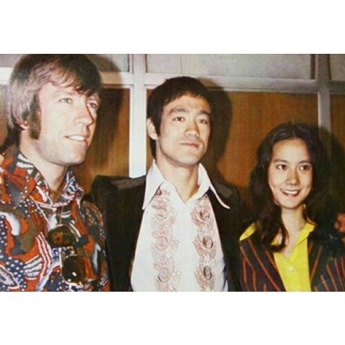 Chuck The Norris & Bruce Lee, on set “The way of the Dragon”, 1972   #70s #1970s #style #fashion #cinema #film #chucknorris #thechuck #brucelee #history #memory