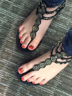 sammiesoles:  My sisters toes!