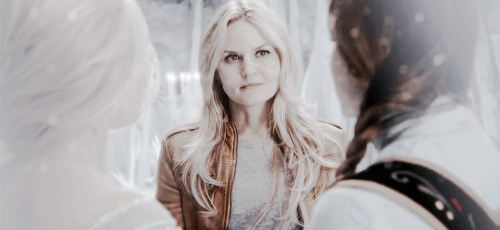 captainswansource:My heart hurts for Emma in this little moment. You can’t tell me she isn’t sad tha
