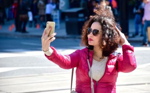 Taking a fabulous selfie . . . #toronto #wgda #capturestreets #streetphotography #magnumphotos #spic