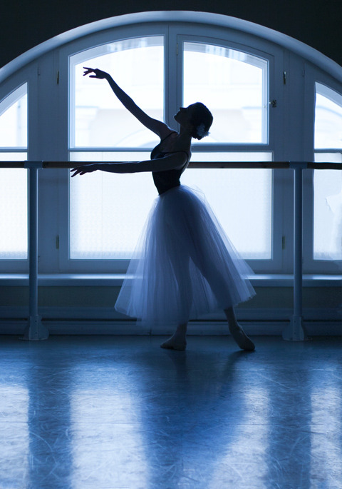 vaganovaboy:  imickeyd:  Daria Volkova - Ballet  Who is Daria Volkova..? This is