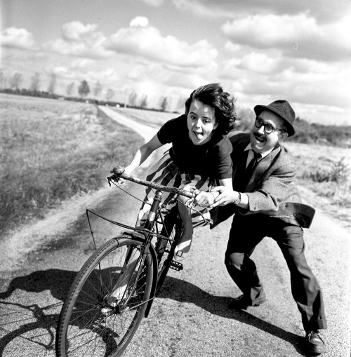 pasparal:Leçon de vélo, août 1961 Photographe: Robert Doisneau (1912 – 199