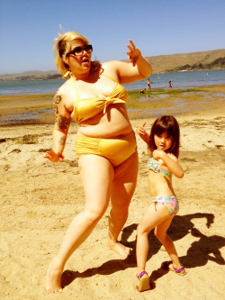 Femmesandfamily:  Beckpoppins:  Dirtynerdycurvy:  My Daughter And I Had A Beach Party.