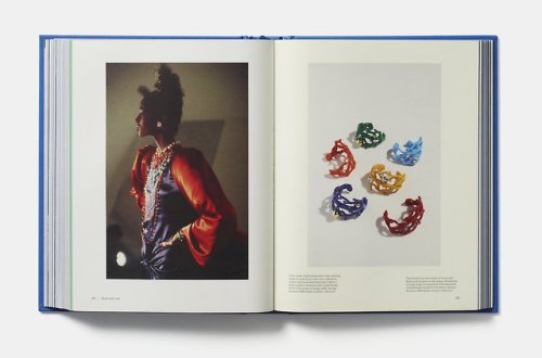 Yves Saint Laurent Accessories Patrick Mauriès Phaidon , London 201, 432 pages, 300 illustrationseur