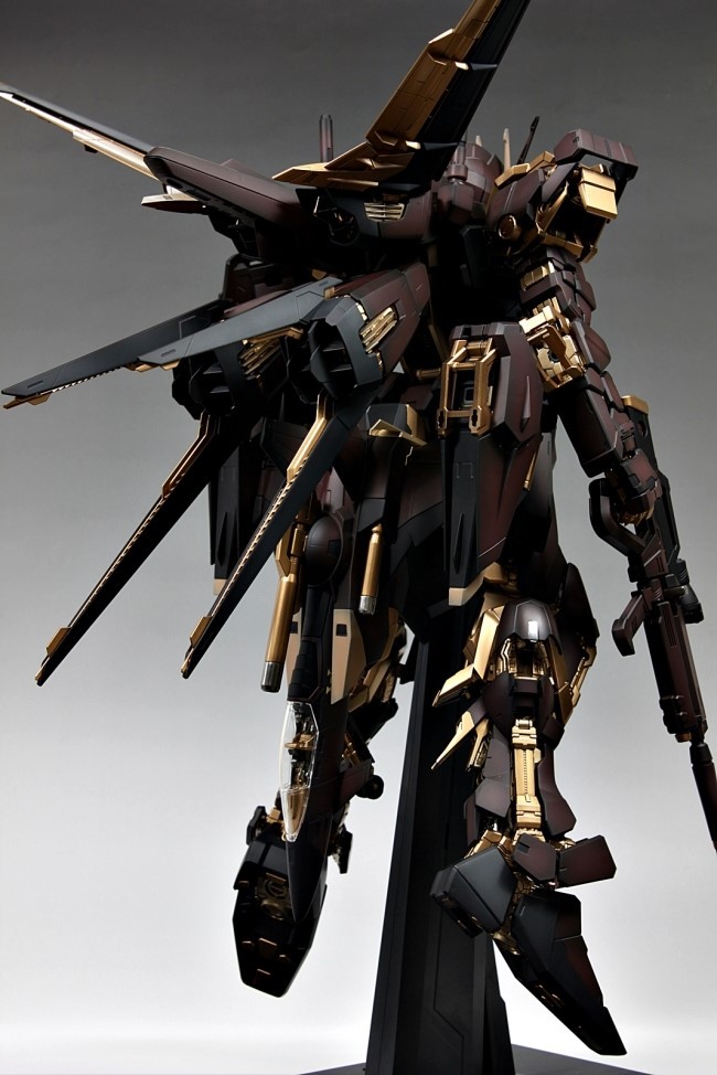vinh-tee:HAHAHA Louis Vuitton custom paint! Interesting.http://usagundam.com/?p=7724