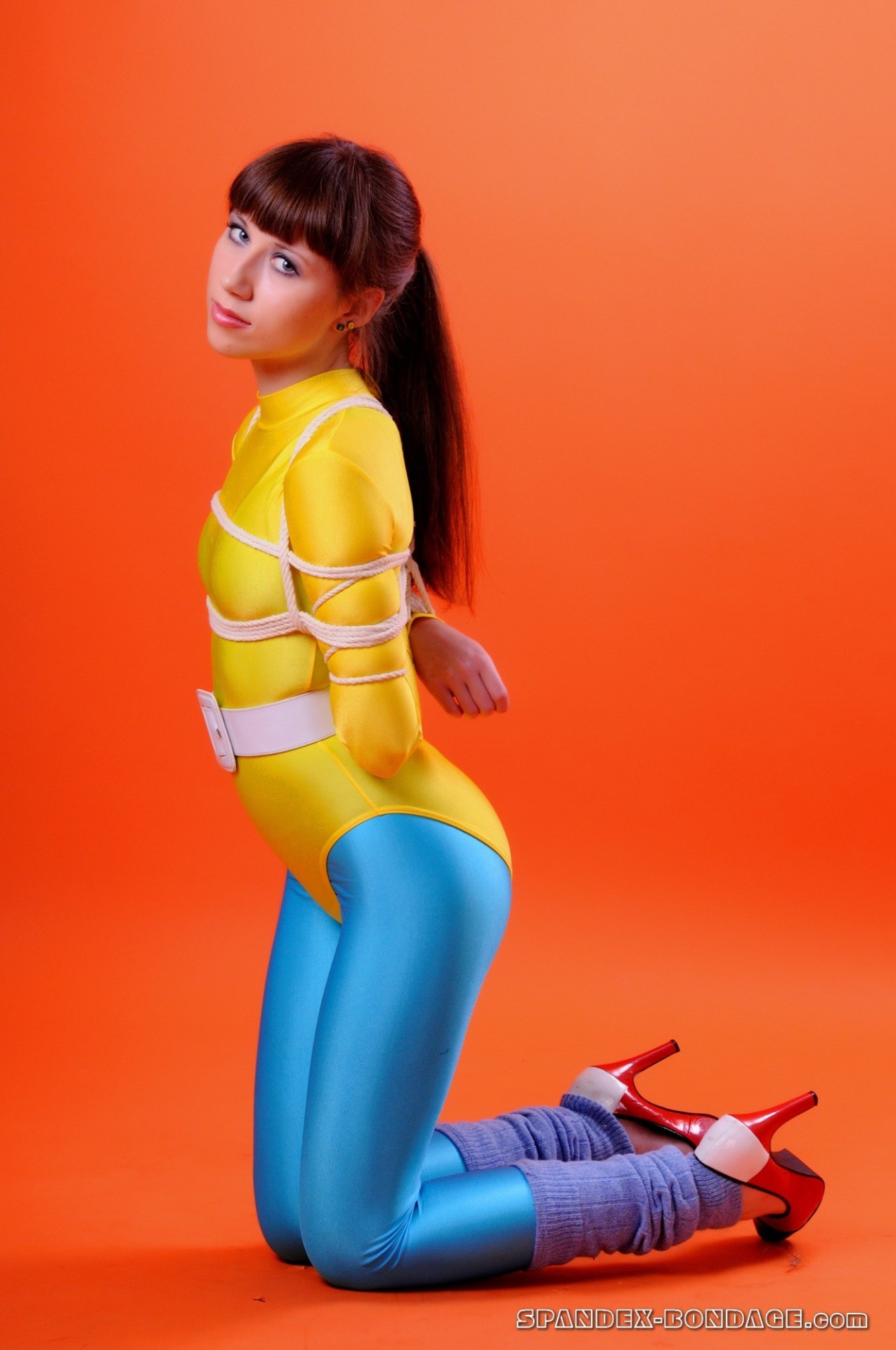 vaultofbondage:  Stretchy shiny spandex 