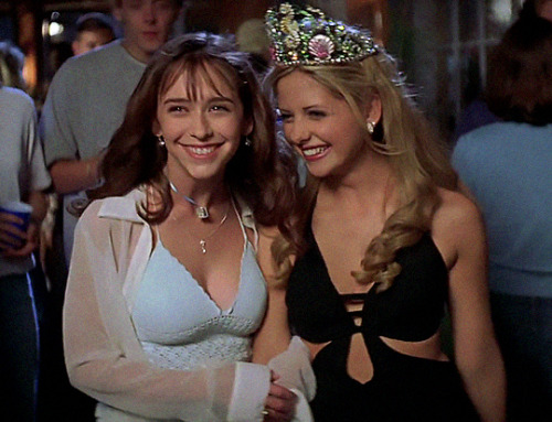 uspiria:Jennifer Love Hewitt and Sarah Michelle Gellar in I Know What You Did Last Summer (1997) dir