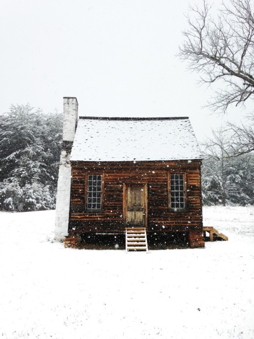 A beautiful cabin in Appomattox, Virginia | Photo by Jody Johnston, Foxes and Feathers