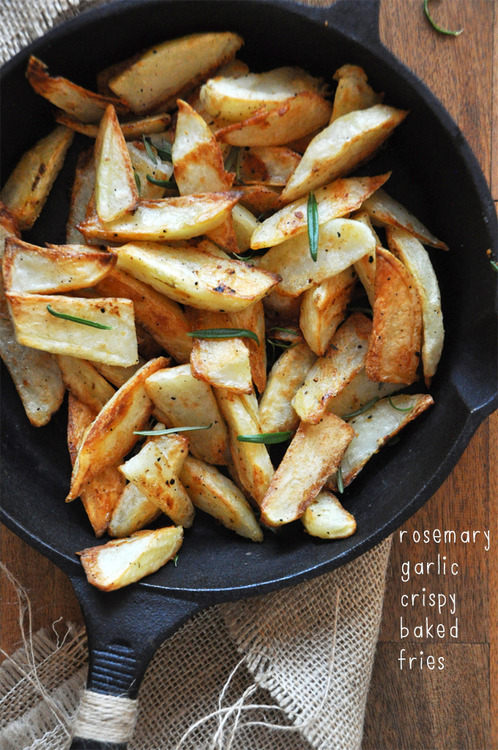 vegan-yums:  Crispy Baked Rosemary Garlic Fries / recipe  