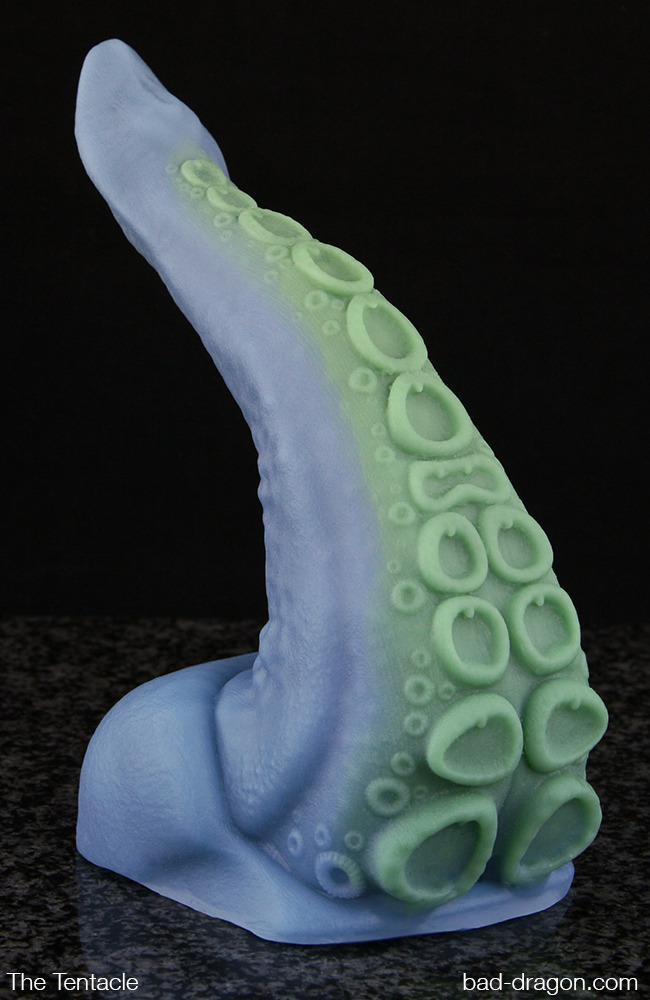 ggiofon:  BAD DRAGON GIVEAWAY, TIME TO CELEBRATE A NEW JOB AND 2 YEARS ON TUMBLR