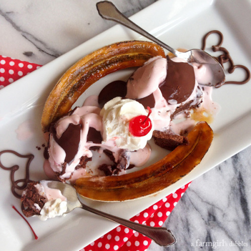 confectionerybliss:Brûléed Banana Split with Brownies and Magic ShellSource: A Farm Girl’s Dabbles