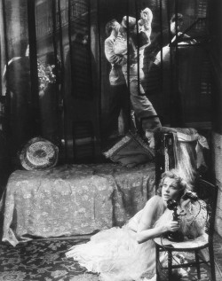 wehadfacesthen:  Vivien Leigh in the London stage production of A Streetcar Named Desire, 1949, photo by Angus McBean 