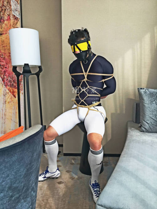 captain！who did this to you? let me untie you ! 