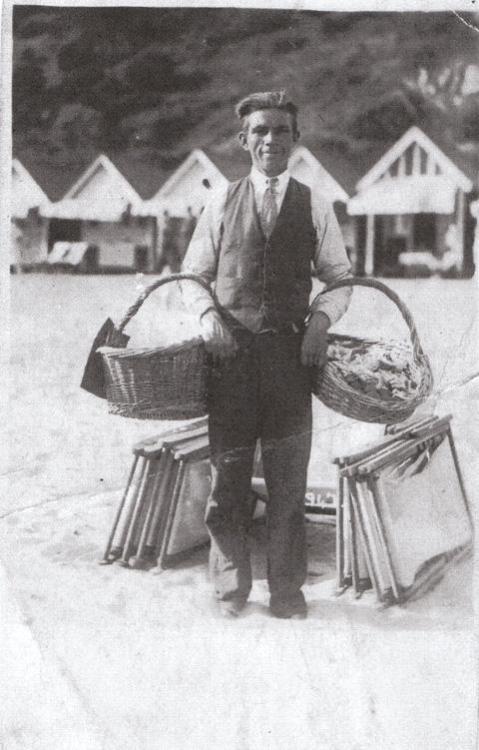 Walter Barrett of Poole, a fruit seller on the beach at Bournemouth(Dorset, 1930s).Regular holiday v