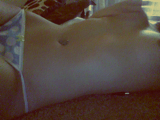 f-emme-fatalist:  spamming you with my nakedness  That is one sexy stomach!!!