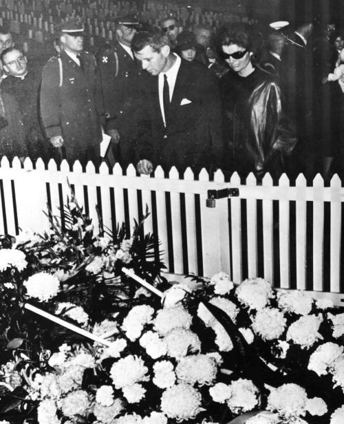 thekennedyclan:  Mourning JFK