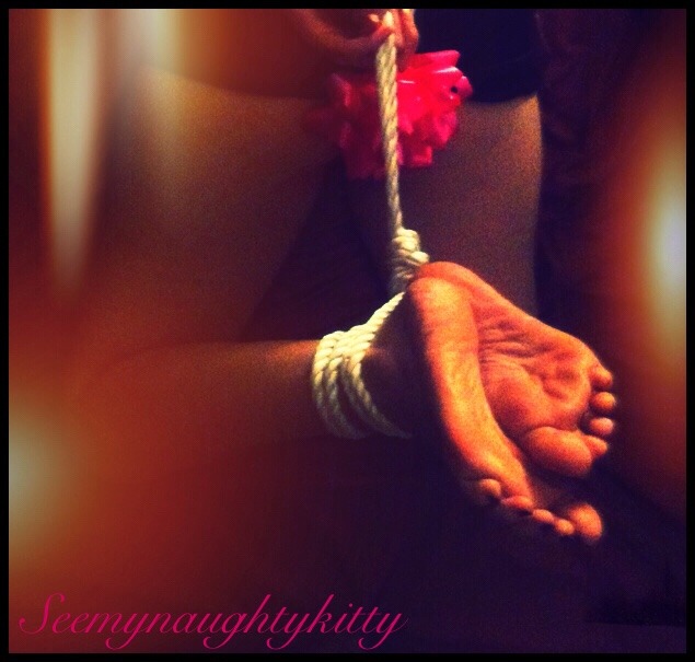 seemynaughtykitty:  ~A new version for our feet peeps 😽~  #sexyfeet #barefeet
