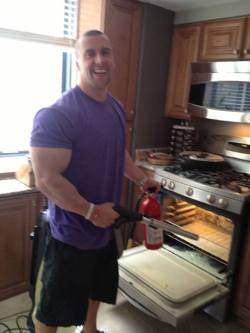 thick-sexy-muscle:  cooking with hulk