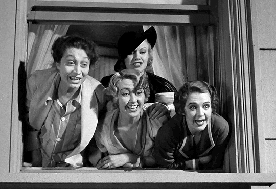 classicfilmsource:Every time you say “cheap and vulgar”, I’m going to kiss you.Gold Diggers of 1933 