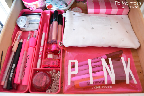 tiamcintosh:  inside my drawer, pink helps me stay organized! 