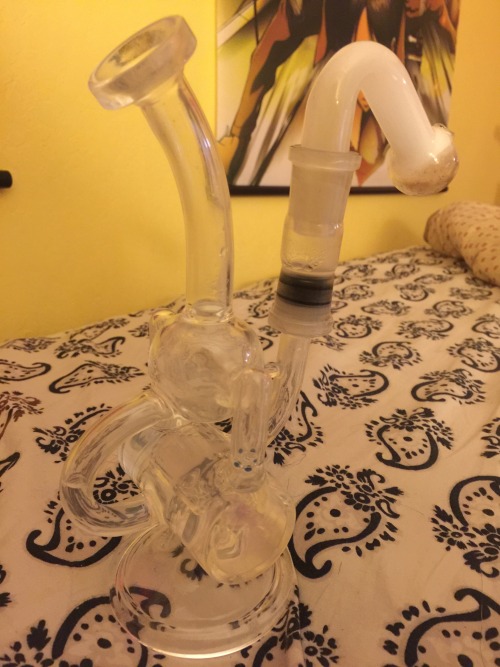 lady-dragonette: My bong is so pretty &lt;3