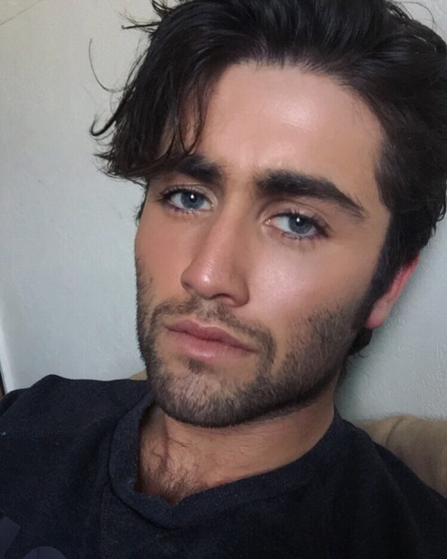 bloominglights:I shaved less than a week ago and it’s already back