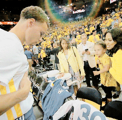 caliphorniaqueen:  lookatcurryman:Riley Curry mimics her dads chest bump and gives