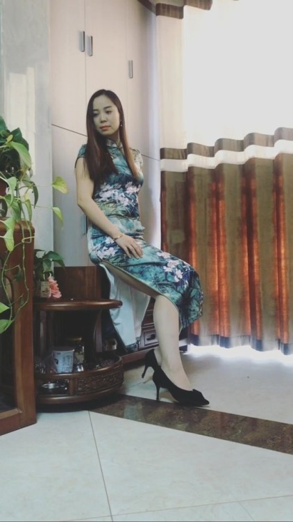 maturechinesewomen: 一个家庭主妇的美腿丝袜写真