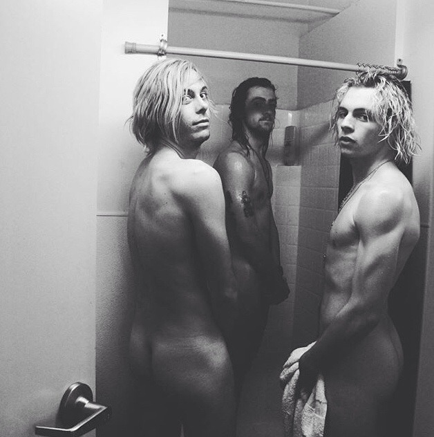 alekzmx:  stagedcrimescene:  R5 boys naked shower. Riker Lynch (left), Rocky Lynch