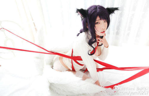 league-of-legends-sexy-girls:  Ahri Cosplay