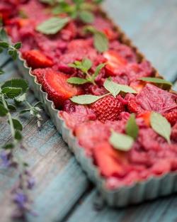 4himglory:  Simple Strawberry &amp; Rhubarb Tart | Sweet Paul Magazine