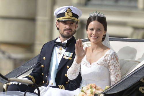 bernadottewindsor: The newly-married couple in their carriage