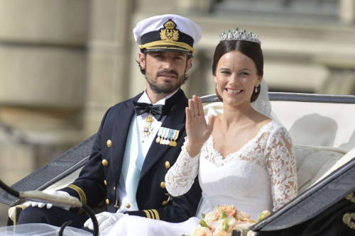 bernadottewindsor: The newly-married couple in their carriage