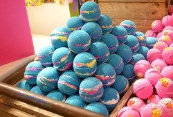 sophie-odea500919f:    Bath bombs’ primary ingredients are a weak acid and a bicarbonate base. These are unreactive when dry, but react vigorously when dissolved in water to produce their characteristic fizzing over a period of several minute carbon