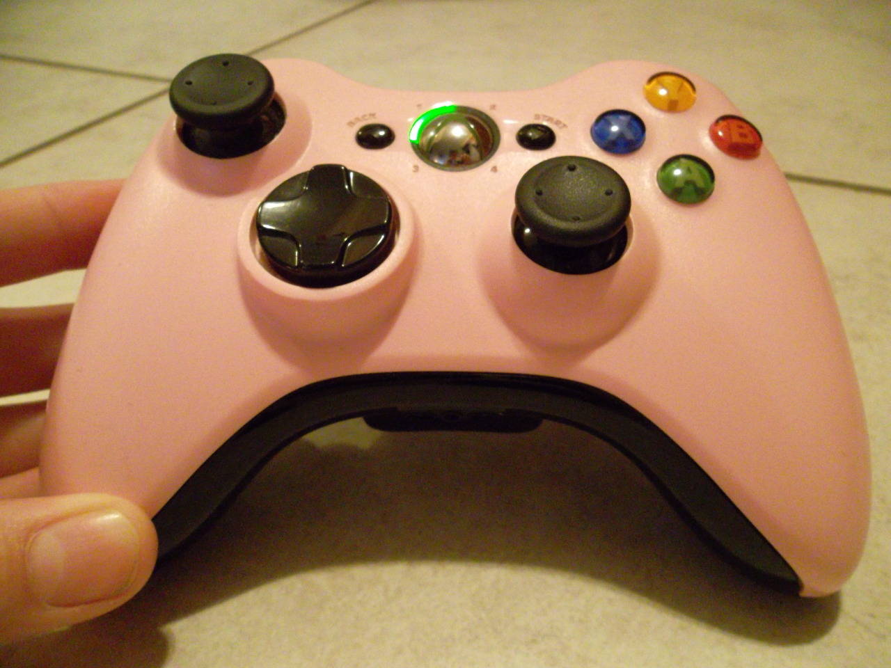 Amber&rsquo;s custom 360 controller, featuring the discontinued pink faceplate