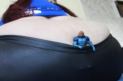 twistytwist: There’s a Sontaran trying to escape from my lady mizzpuss’s magnificent butt-cleavage.