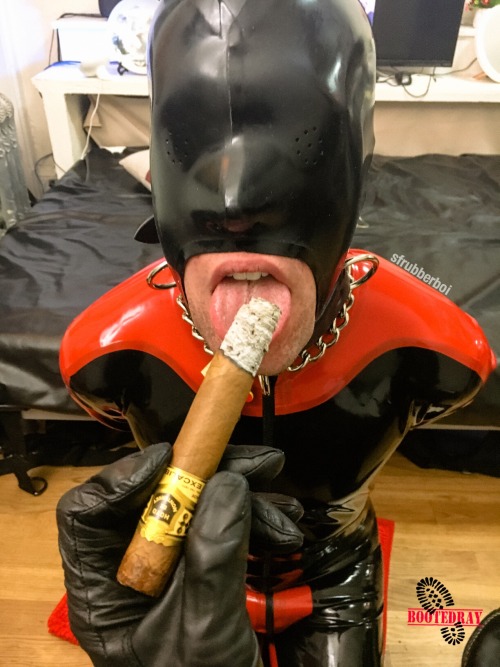 sfrubberboi: Was amazing serving @bootedray as his fully rubbered ashtray!