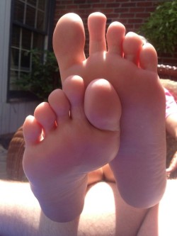 nice-feetmitzi:  Feet soles worship and best free foot fetish site