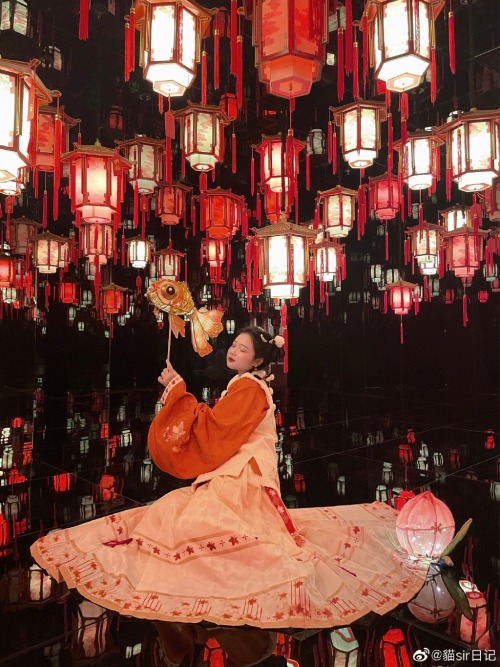 chinese hanfu and chinese lantern 