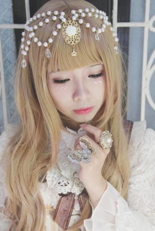 Glitter tale- Pearl hair chainColors: White pearls / Black pearls _____________For more information,