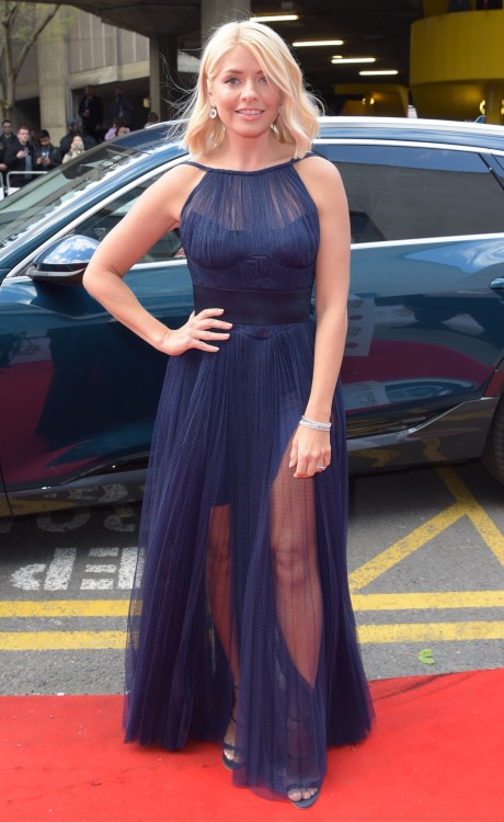 likeslovesdesires:Holly Willoughby, looking good.