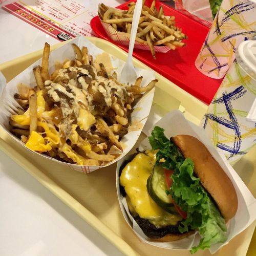 Double Cheeseburger and Loaded Fries @herbiesburgers …. Not too shabby! w/ @natdjones1969 and @buttz