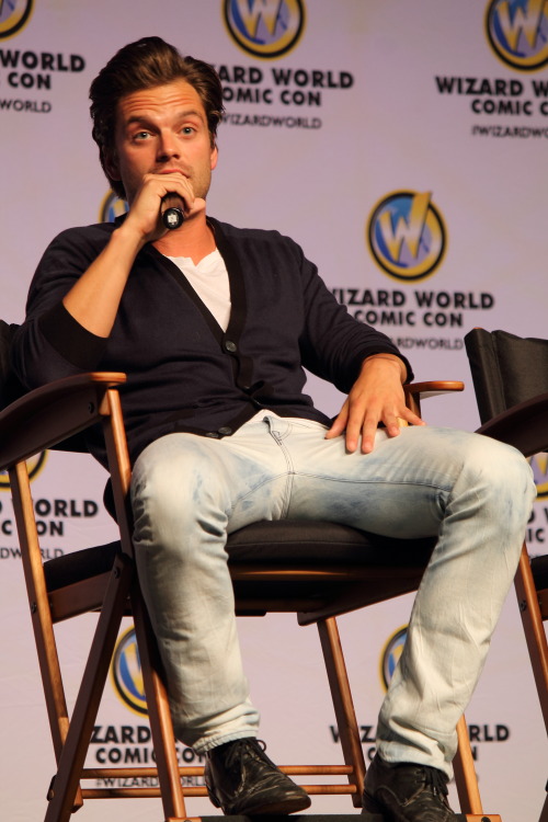 thewinterjawline:Sebastian Stan needs to stop touching his thigh, Comic Con Philly, 6/21/14