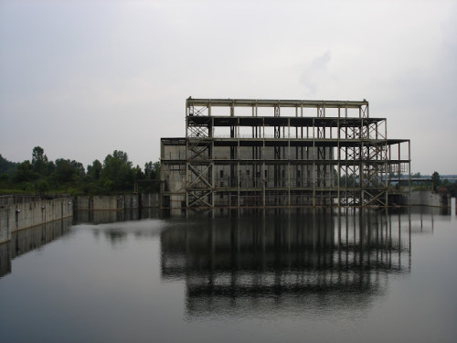 architectureofdoom:The Cherokee Nuclear Power Plant is an uncompleted energy project outside Gaffney, South Carolina. In the early 1970s, Duke Power started construction on a three-reactor nuclear power plant  at the site. However, the project stalled