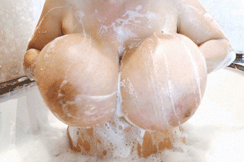 opaunke:  damilfs:It’s a Milena Velba bubble bath  Mit ihr würde ich gerne mal