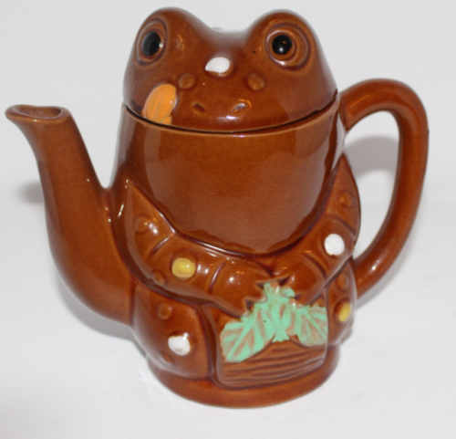 dirtshrines: vintage frog teapots