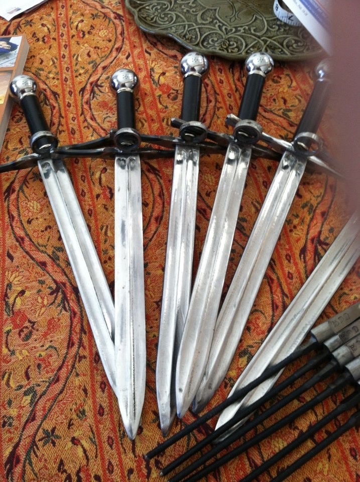 swordblr:http://jdactionhero.deviantart.com/art/Night-and-Day-Rapier-Sword-Set-353412039