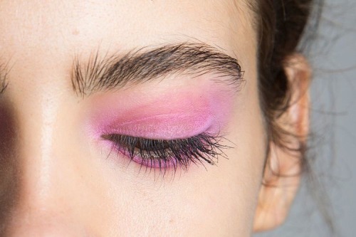 pink lids &amp; bold brows backstage at jill stuart spring 2016