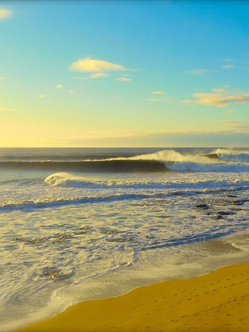 surfsouthafrica:  South Africa’s famous right-hand point break Jeffreys Bay delivering the goods.