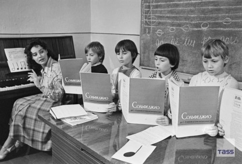 sovietpostcards:Children in solfeggioclass at the arts school in Sofiyevka village, photo by Anatoly